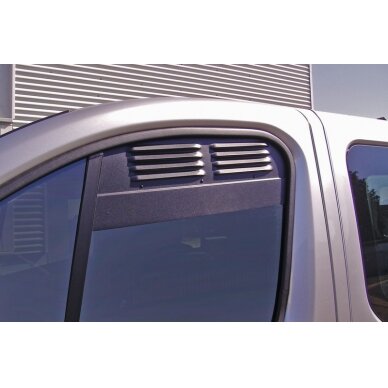 Kabinos ventiliacijos grotelės, skirtos Opel Vivaro, Renault Trafic, Nissan Primastar nuo 2014 m. pagaminimo metų Kabinos ventiliacijos grotelės, skirtos Opel Vivaro, Renault Trafic, Nissan Primastar nuo 2014 m. pagaminimo metų