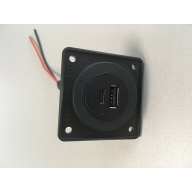 USB-A/-C įkrovimo lizdas – juodas matinis