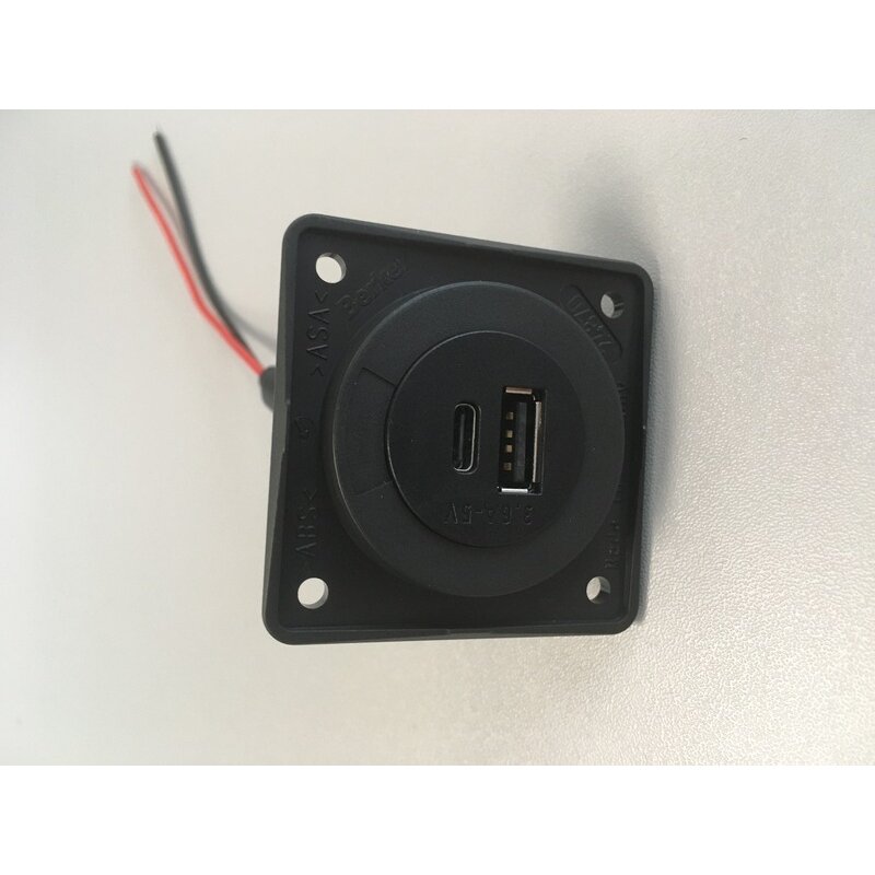 USB-A/-C įkrovimo lizdas – juodas matinis USB-A/-C įkrovimo lizdas – juodas matinis