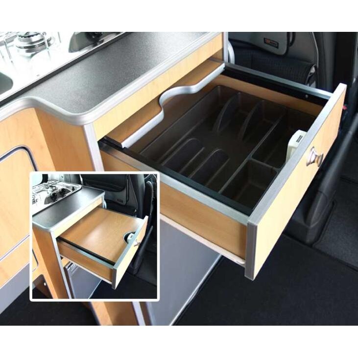 Baldų linijos baigta dalis, skirta VW T6/T5 trumpos ratų bazės sportiniam kemperiui 1