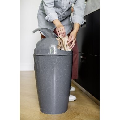 Dėžutė su pasukama dangteliu 30 l, DEL XL, perdirbta pelenų pilka 3 Dėžutė su pasukama dangteliu 30 l, DEL XL, perdirbta pelenų pilka 3