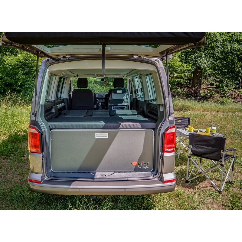 REIMO CampingBox L-CM, skirta VW T6.1/T6/T5 Multivan + California Beach, su originaliu 3 vietų suoliuku REIMO CampingBox L-CM, skirta VW T6.1/T6/T5 Multivan + California Beach, su originaliu 3 vietų suoliuku